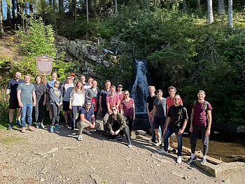 Menschen vor dem Spiegelthaler Wasserfall