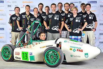 Racing Team der TU Clausthal mit ihrem Auto