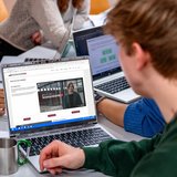 Ein Student blickt auf den Bildschirm seines Laptops. 