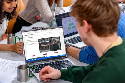 Ein Student blickt auf den Bildschirm seines Laptops. 
